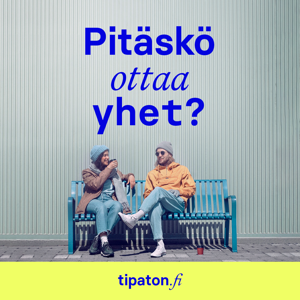 Kaksi nuorta istuu penkillä ja juo kahvia. Teksti: "Pitäskö ottaa yhet?" tipaton.fi